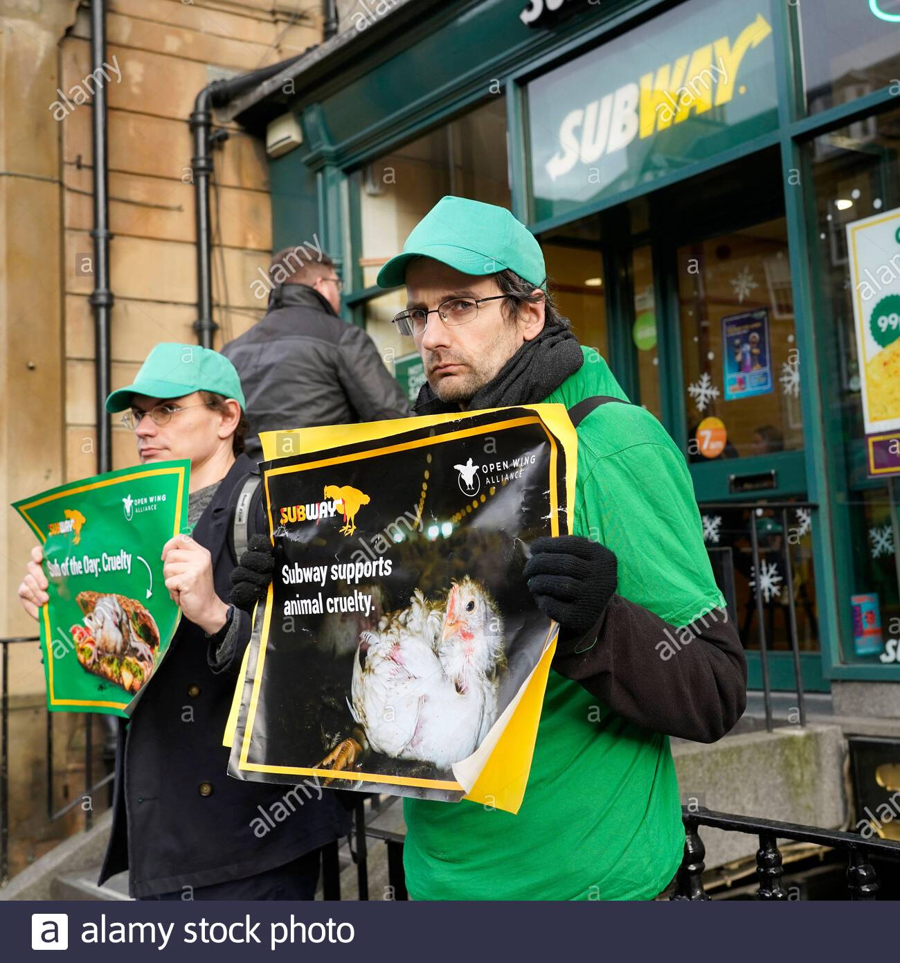 Edinburgh, Schottland, Großbritannien. 7. Dez 2019. Protest außerhalb Subway Restaurant kette in Hanover Street, Protest Huhn Grausamkeit!. Tierrechtsgruppe offenen Käfigen friedlich einen großen britischen Restaurant für Grausamkeit nach Hühner protestieren. Quelle: Craig Brown/Alamy leben Nachrichten Stockfoto