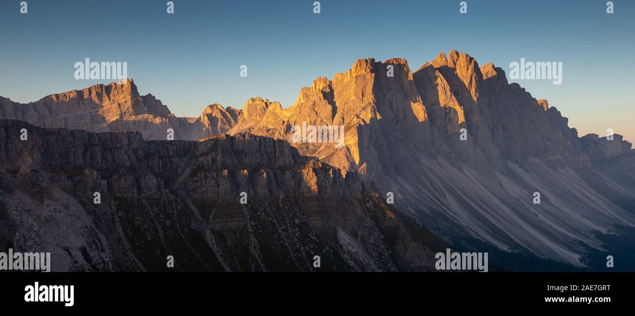 Sonnenlicht bei Sonnenaufgang auf die Geisler Berg Gruppe im Villnösser Tal. Der Naturpark Puez-Geisler. Die Dolomiten von Südtirol. Italienische Alpen. Stockfoto