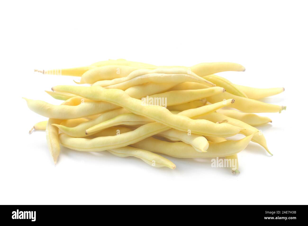Raw gelbe Bohnen isoliert auf weißem Stockfoto