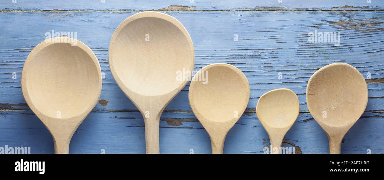 Holzlöffel auf einem blauen Hintergrund Stockfoto