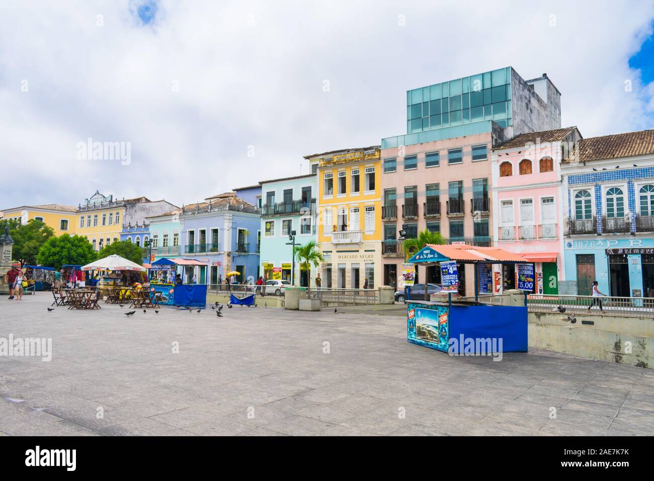 Salvador, Brasilien - ca. September 2019: Bunte kolonialbauten an der Praca da Se (Se) im historischen Zentrum von Salvador, Bahia Stockfoto
