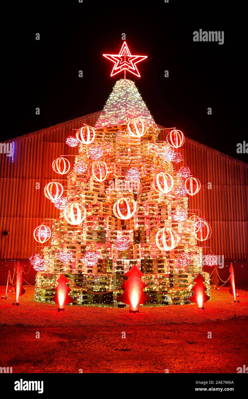 Eine innovative Weihnachtsbaum, von Paletten aus Holz. Dies ist am Eingang Sedamyl UK in Selby, North Yorkshire gelegen. Stockfoto