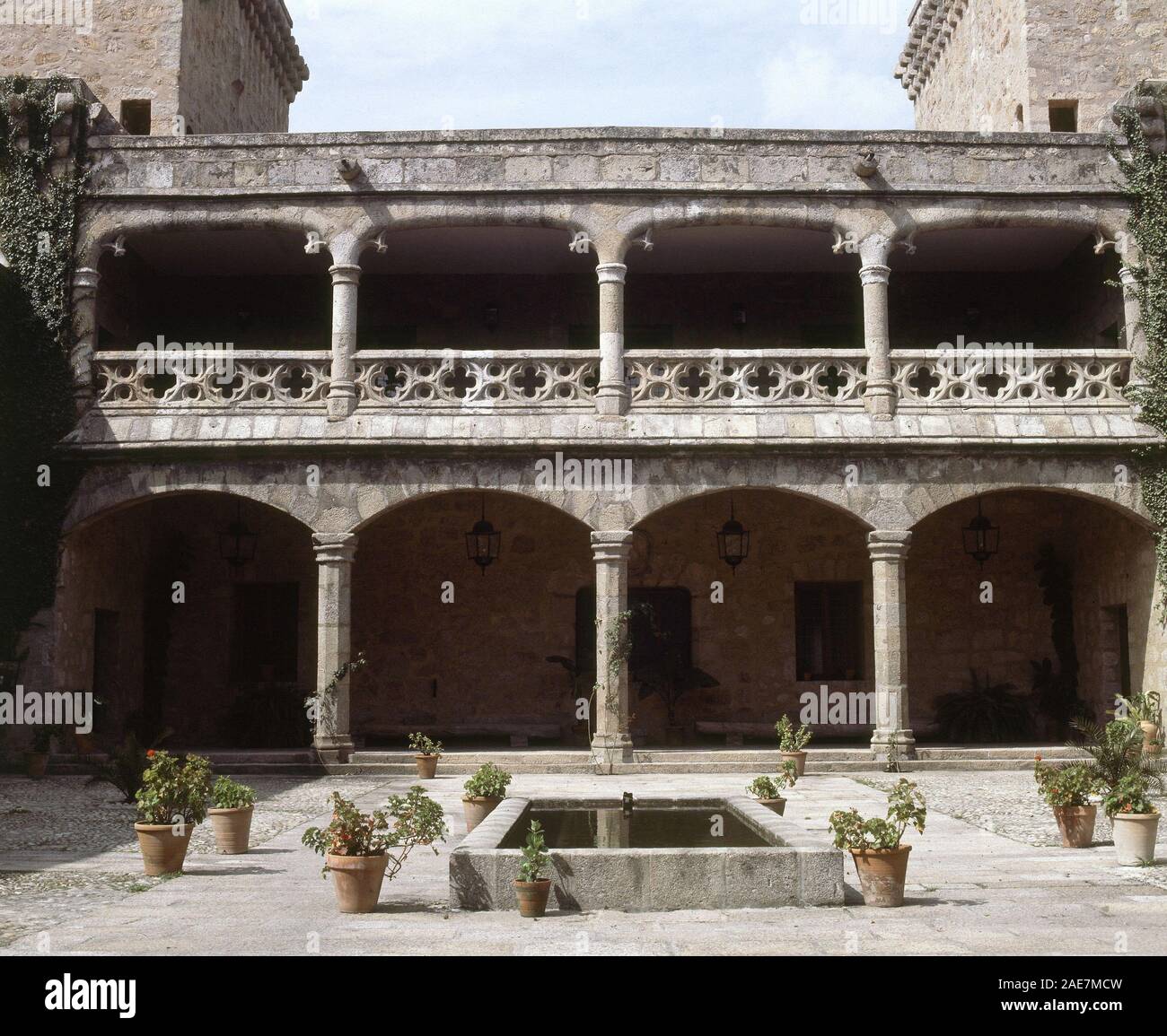 PLAZA DE ARMAS CUADRADA Y GALERIA DE PIEDRA DEL CASTILLO DE LOS CONDES DE OROPESA CONVERIDO EN PARADOR. Lage: PALACIO CASTILLO DE LOS CONDES DE OROPESA. Jarandilla de la Vera. CACERES. Spanien. Stockfoto