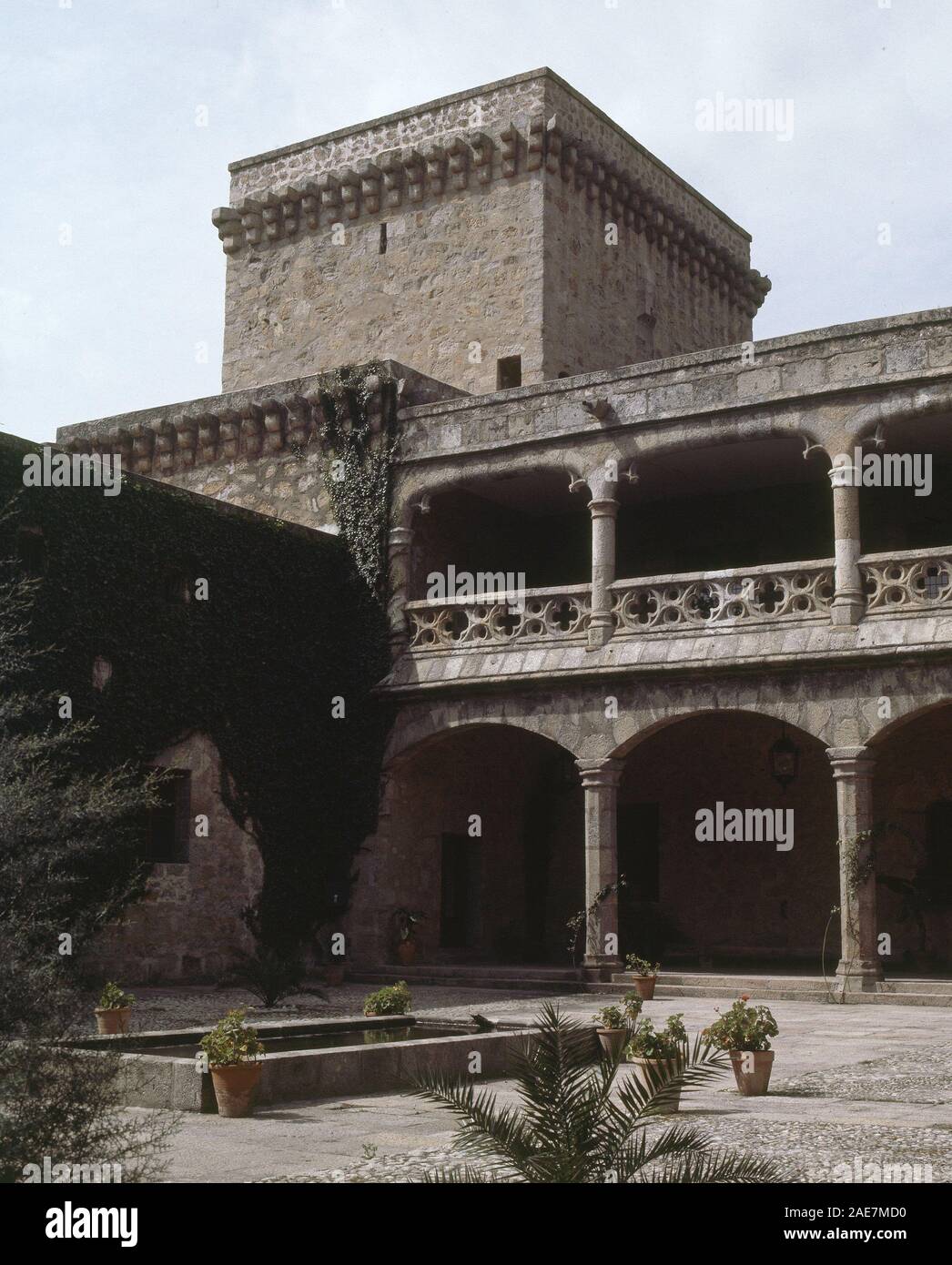 PLAZA DE ARMAS Y TORRE CUADRADA DEL CASTILLO DE LOS CONDES DE OROPESA CONVERTIDO EN PARADOR CONSTRUCCION DDE-LOS SIGLOS XIV/XV. Lage: PALACIO CASTILLO DE LOS CONDES DE OROPESA. Jarandilla de la Vera. CACERES. Spanien. Stockfoto