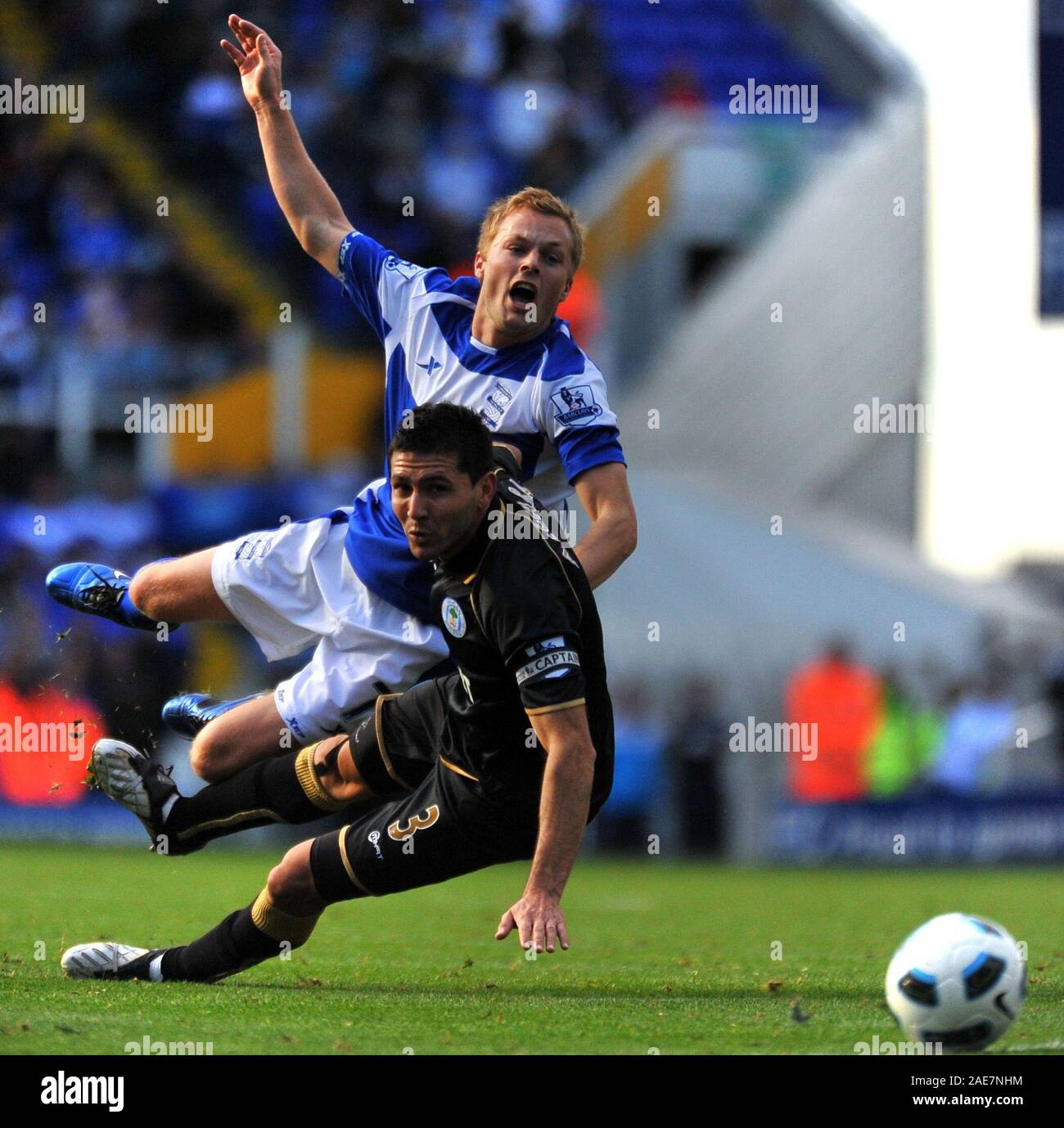 25. September 2010 - Premier League Fußball - Birmingham City vs Wigan Athletic - Sebastian Larsson geht unter eine Herausforderung von Wigan Kapitän Antolin Alcaraz. Fotograf: Paul Roberts/bis Top/Alamy. Stockfoto