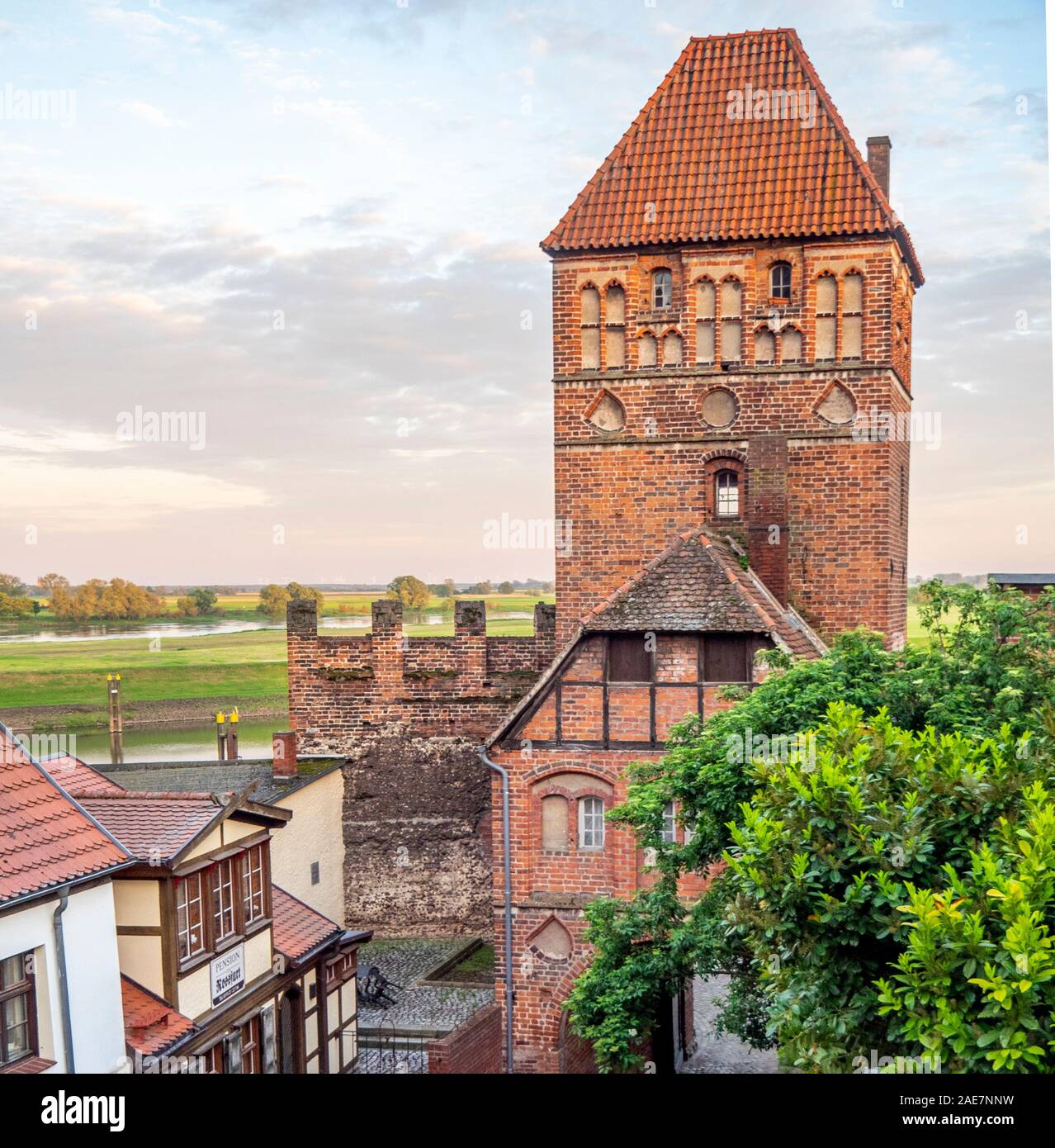 Wehrhafte Turmbefestigungen am Elbtor in der historischen Altstadt Tangermünde Sachsen-Anhalt Deutschland Stockfoto