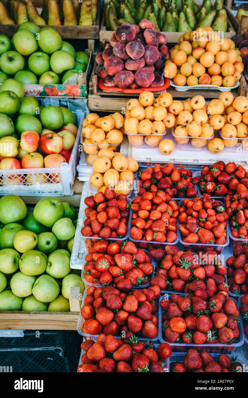 Frisches Obst auf dem Markt. Aprikosen/Marillen, Pfirsiche, Kirschen, Äpfel Stockfoto