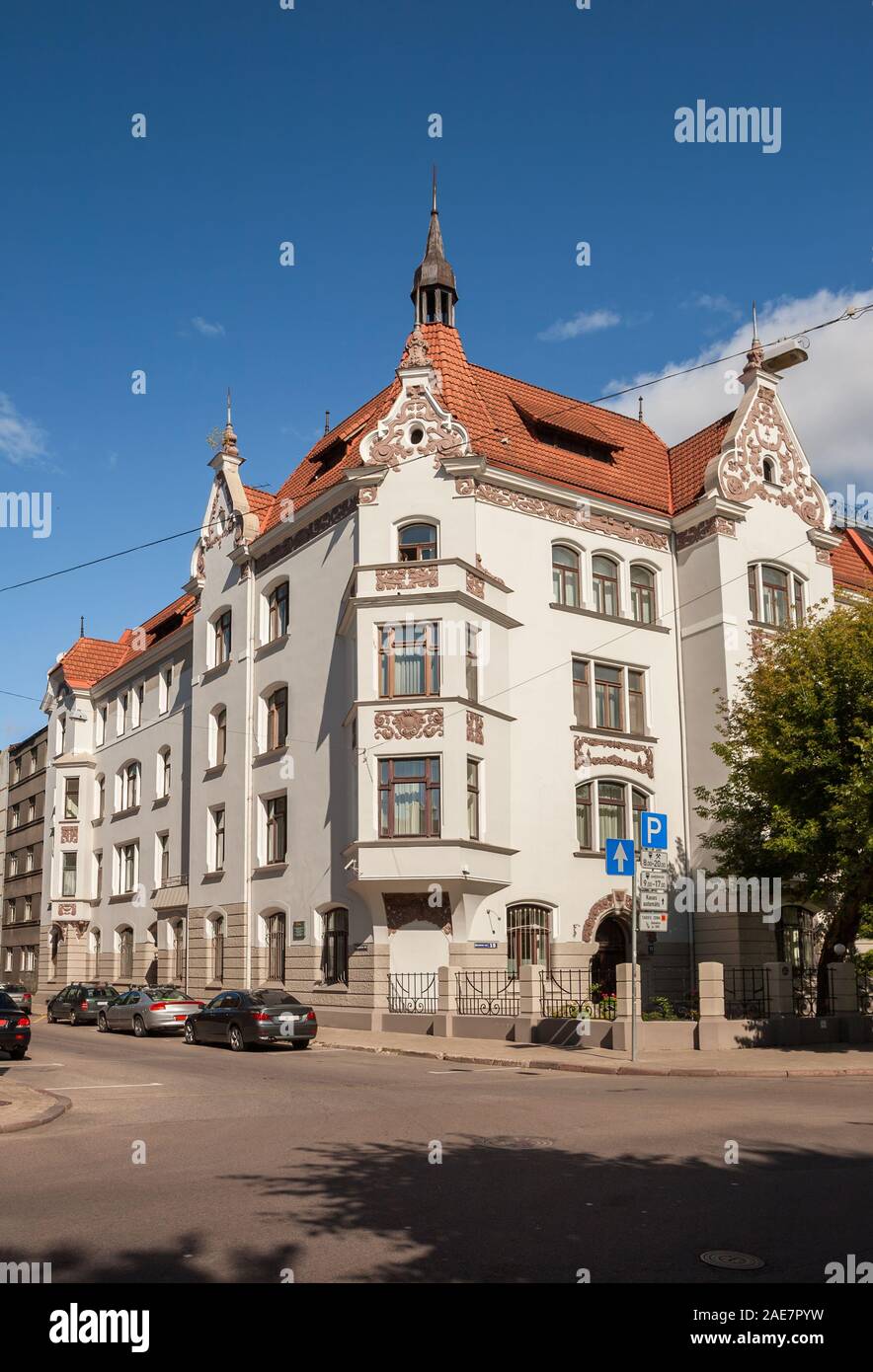 Riga Art Nouveau (Jugendstil), Ecke Haus mit Türmchen, Giebeln und Erkern unter Dach auf der Straße Elizabetes (Elizabetes iela) Stockfoto