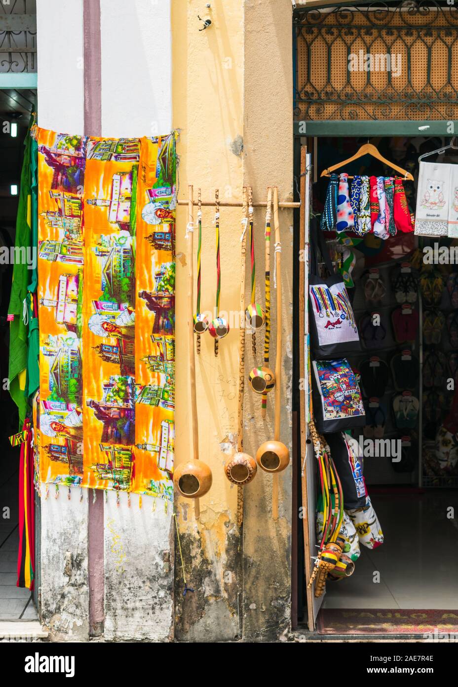 Salvador, Brasilien - ca. September 2019: Berimbau (Musical instrument) und andere Souvenirs zum Verkauf an Se Square-historischen Zentrum von Salvador Stockfoto