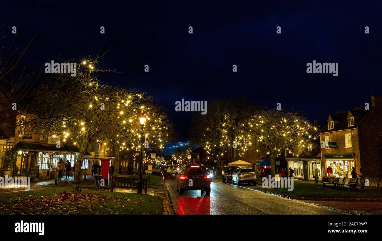 Broadway Straßen für Weihnachten in den Cotswolds, England eingerichtet Stockfoto