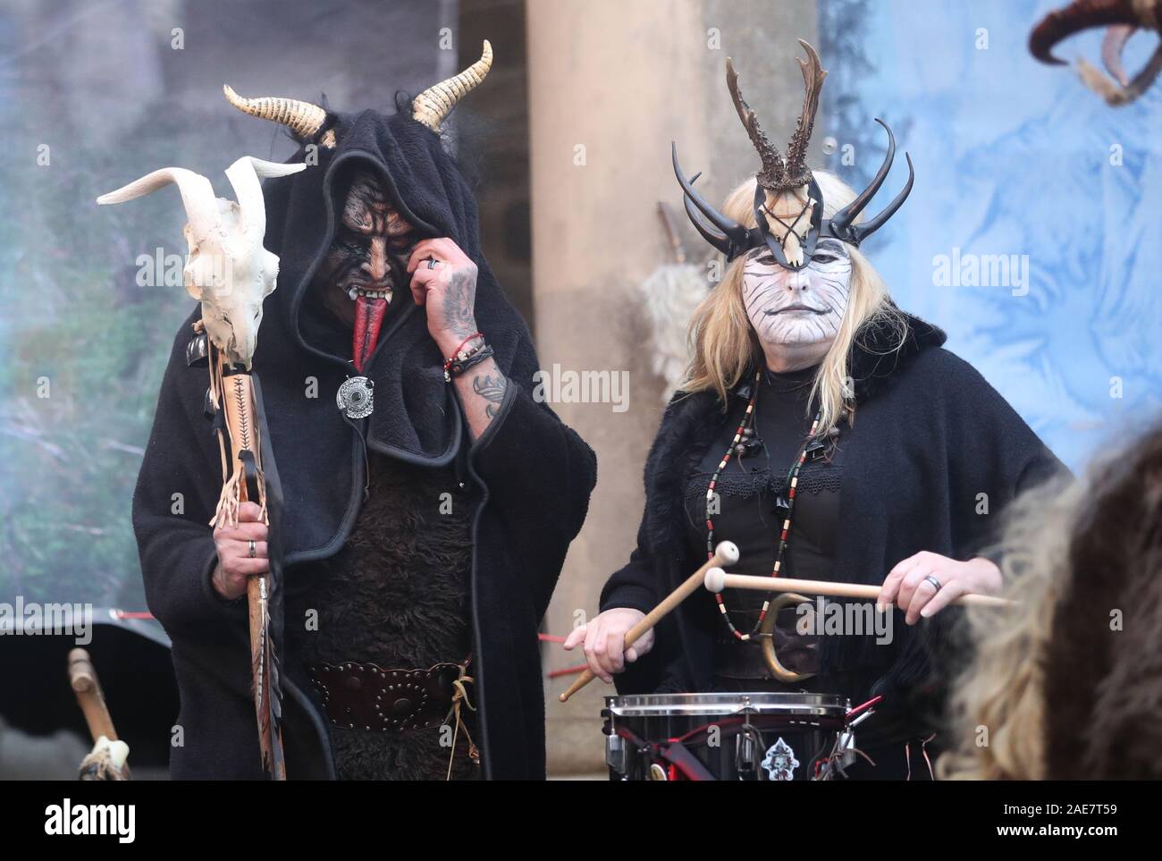 Teilnehmer während der krampus Laufen Whitby Street Parade, die den Krampus, eine gehörnte Geschöpf, begleitet Sankt Nikolaus auf seiner runden feiert. Die Veranstaltung in Whitby ist das erste dieser "Folklore"-Figur in Großbritannien zu feiern. Bild Datum: Samstag, Dezember 7, 2019. Photo Credit: Danny Lawson/PA-Kabel Stockfoto