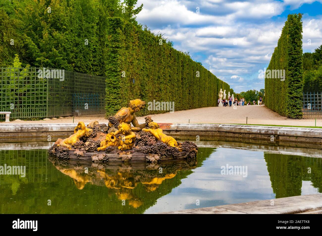 Ansicht schließen des Bacchus Brunnen oder Herbst Brunnen im Versailler Garten. Die vergoldete Skulpturen stellt Bacchus, der Gott des Weines und der Trunkenheit,... Stockfoto