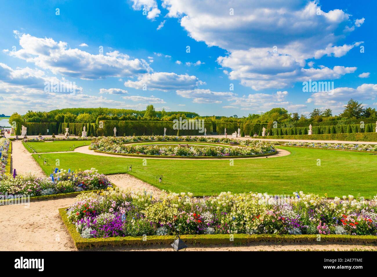 Schöne Aussicht auf die Gärten von Versailles an der Latona Parterre, gestaltet von André Le Nôtre. Während des klassischen französischen Gartens, gepflegten Rasenflächen,... Stockfoto