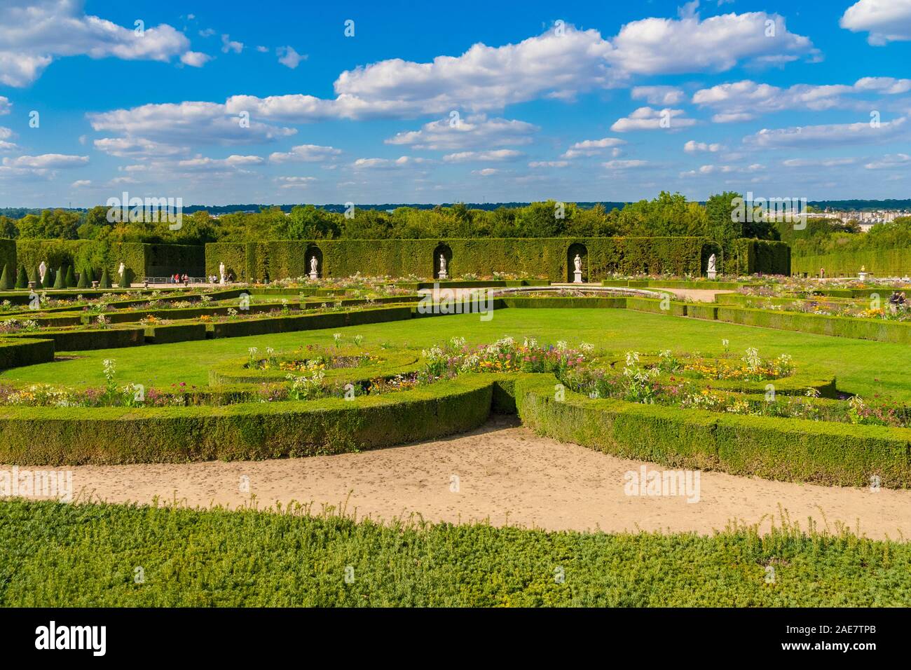 Schöne Aussicht auf eine typische klassische Französischer Garten mit gepflegten Rasen, Blumen, Sträuchern, Skulpturen und Springbrunnen. Dargestellt ist die Latona... Stockfoto