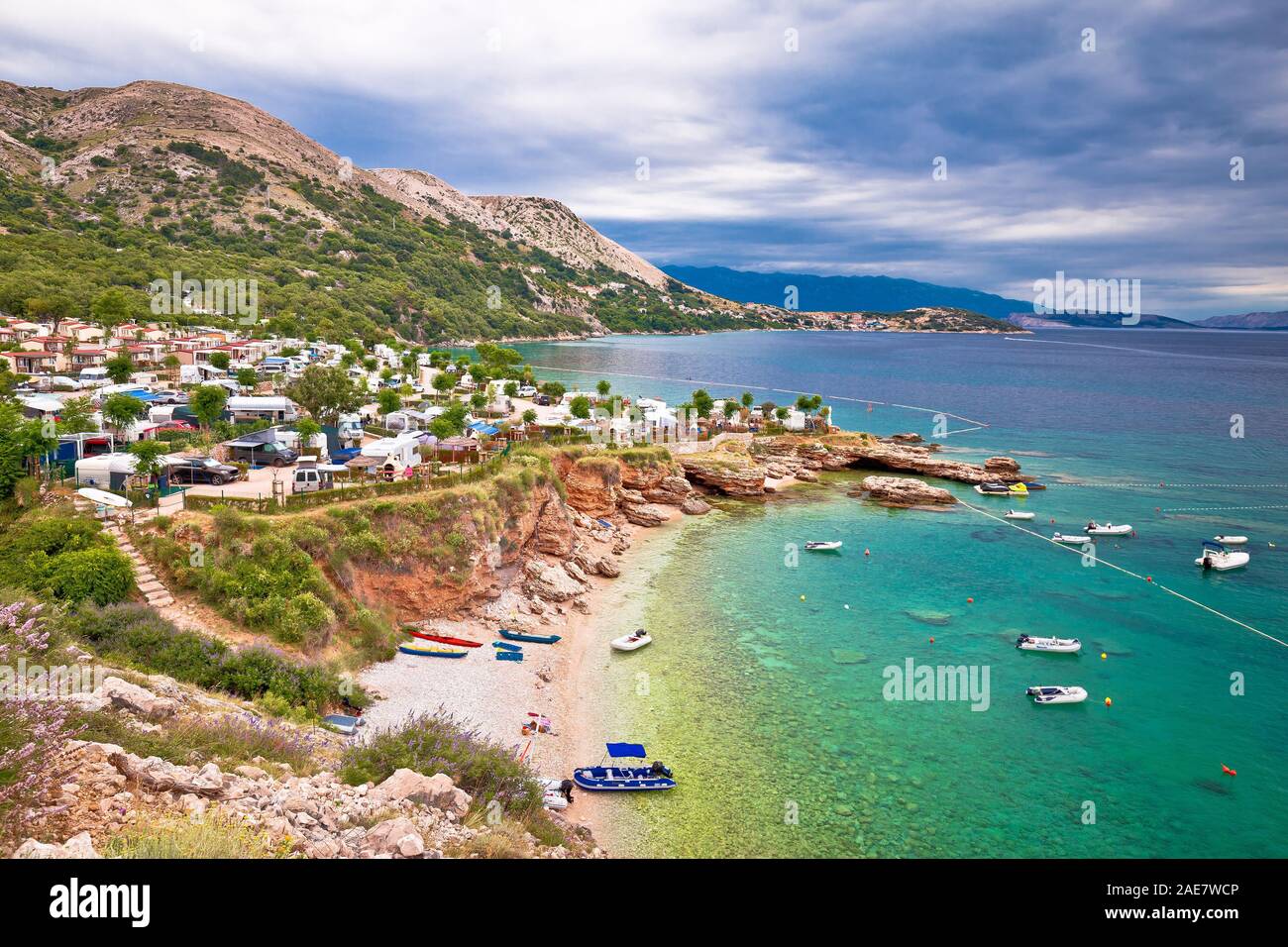 Krk. Camping am Meer auf Klippen, Stara Baska Insel Krk Reiseziel in Kroatien Stockfoto