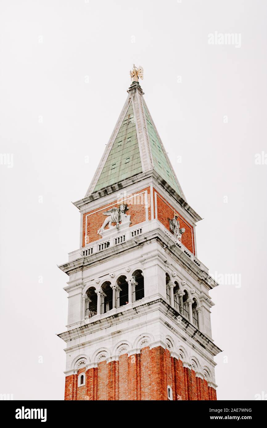 St. Mark's Bell Tower's Closeup Markusplatz Venedig Italien, touristische Konzept Stockfoto