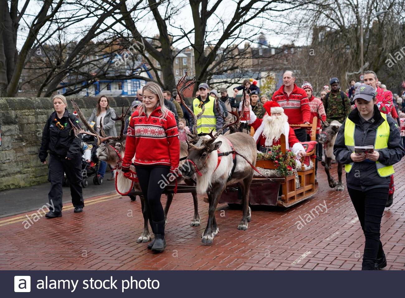 Edinburgh, Schottland, Großbritannien. 7. Dez 2019. Weihnachten Charity Festival in Stockbridge Edinburgh, das Festival mit der Santa Parade startet von der Stockbridge Pipe Band, vom Weihnachtsmann und seine Rentiere gefolgt, die Route in Inverleith Park endet. Weihnachtsmann auf seinem Schlitten mit Rentieren im Portgower statt. Quelle: Craig Brown/Alamy leben Nachrichten Stockfoto