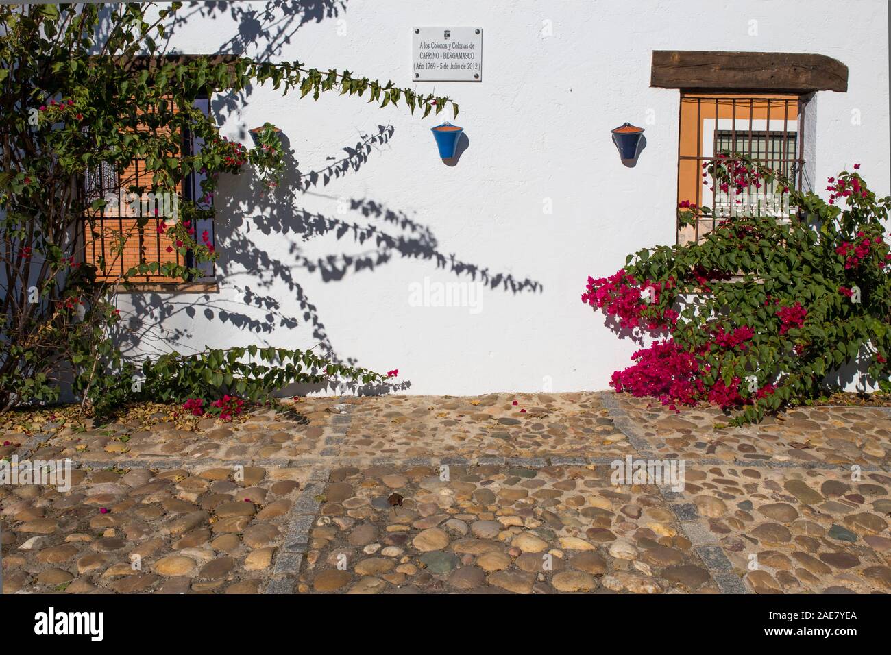 Gedenktafel Kolonisten von Fuente Palmera, Cordoba, Spanien. Traditionelle andalusische Architektur mit weiß getünchten Wänden und Kiesel, Stockfoto