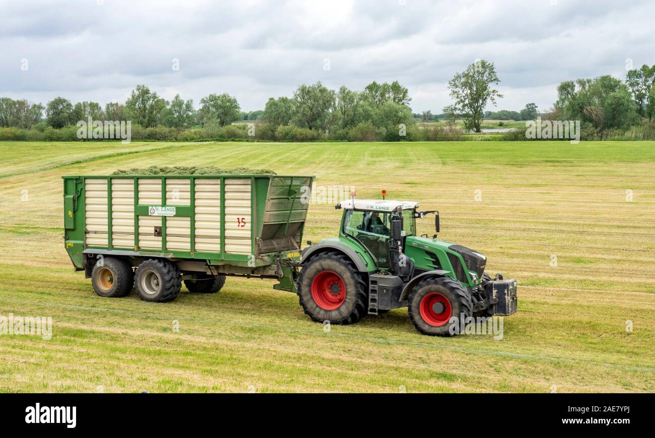 Beladener Anhänger von Fendt Traktor auf einem Feld in Niedersachsen Deutschland gezogen. Stockfoto