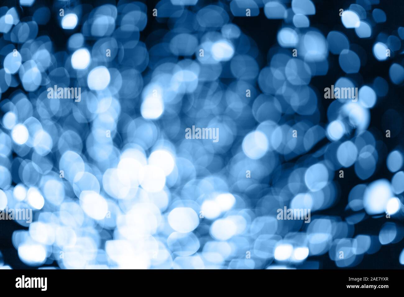 Abstrakte verschwommenen Hintergrund mit zahlreichen hellen festlichen Bokeh in trendigen Classic blau Farbe des Jahres 2020. Feier, urlaub Konzept. Schmierfilm Stockfoto