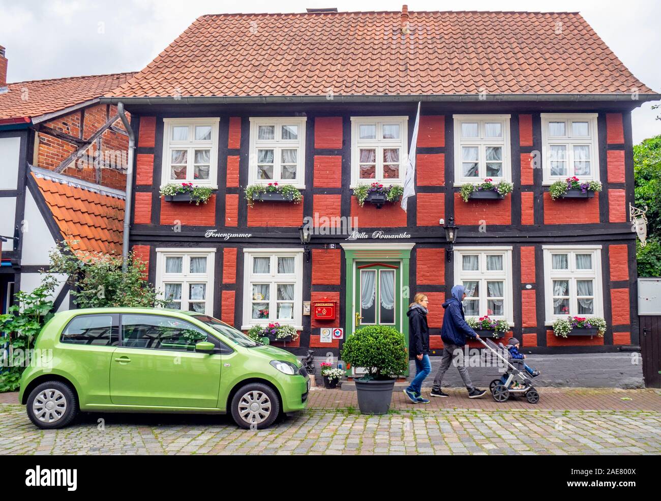 Alter kinderwagen im fenster Fotos und Bildmaterial in hoher