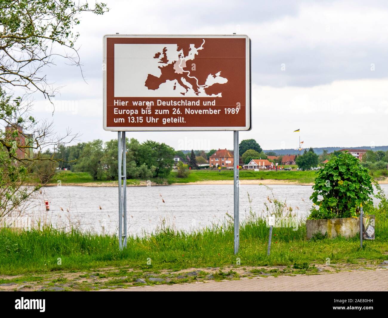 Schild mit Karte von Europa und Eiserner Vorhang und Erklärung "Hier waren Deutschland und Europa bis 13:15 Uhr am 26. November 1989 geteilt" Stockfoto