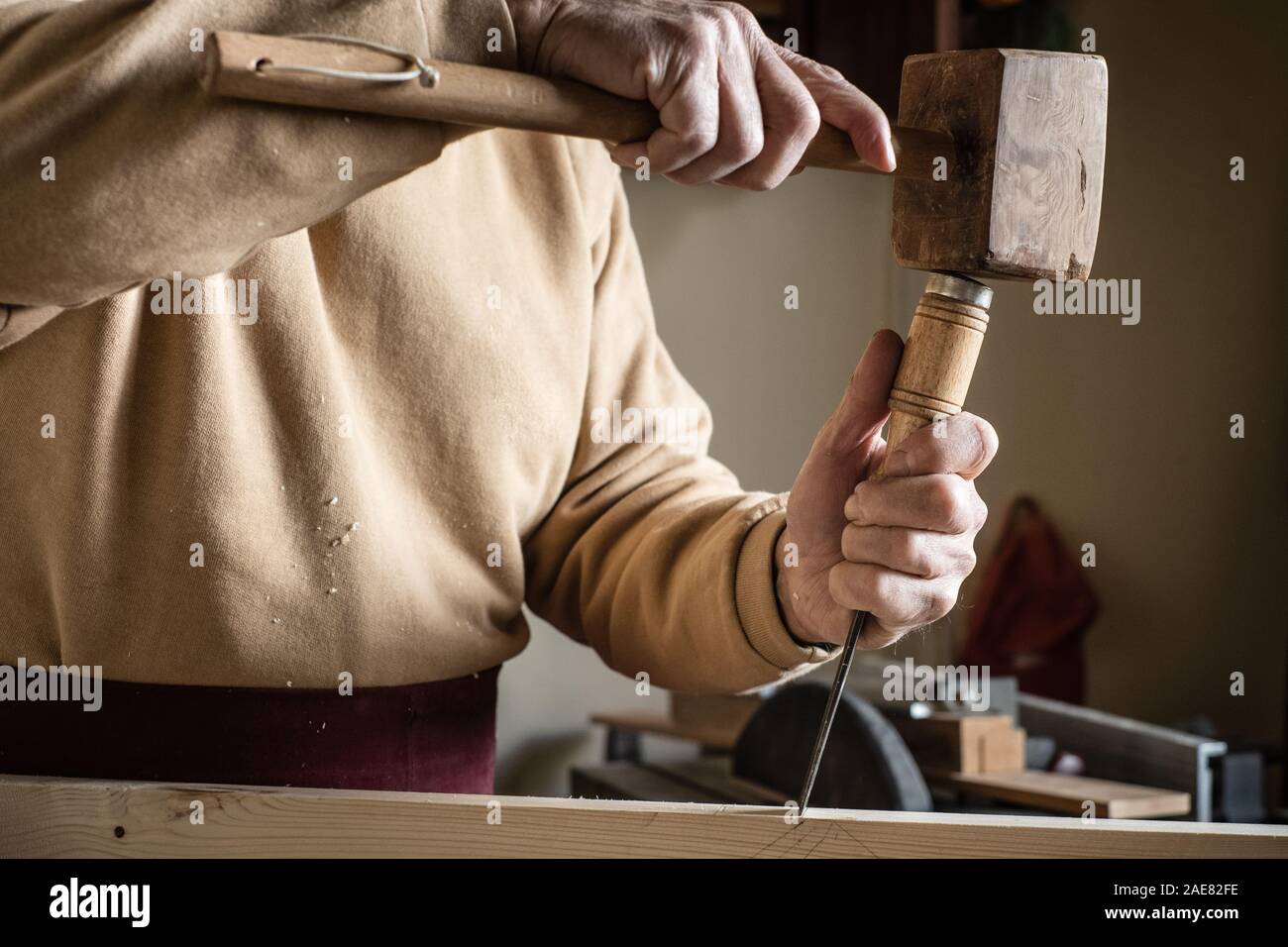 Tischler arbeiten mit einem hölzernen Hammer und eine Kollision Stockfoto
