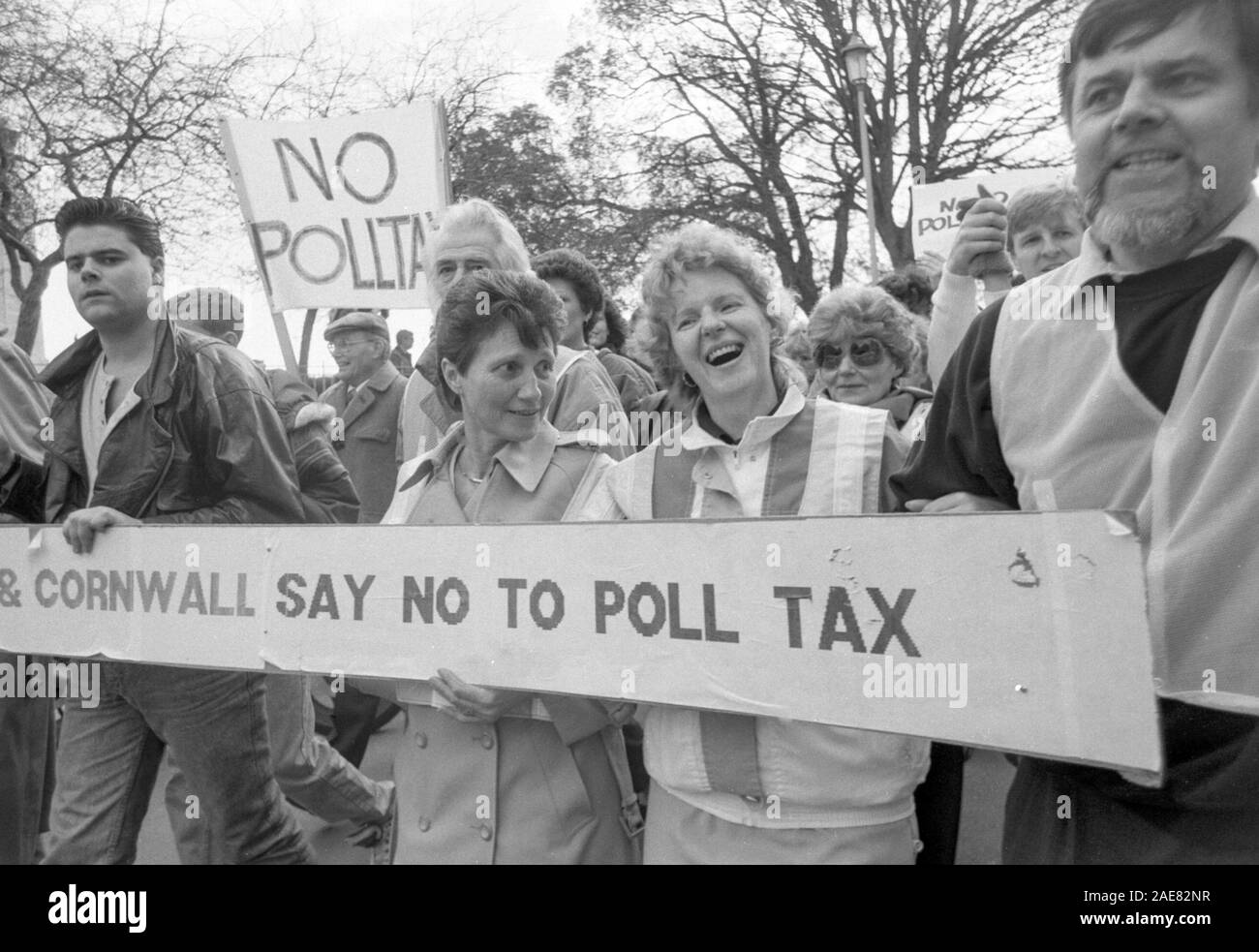 1000 versammelte sich am Plymouth Hoe im März 1990 gegen die unpopuläre Kopfsteuer zu protestieren. Stockfoto