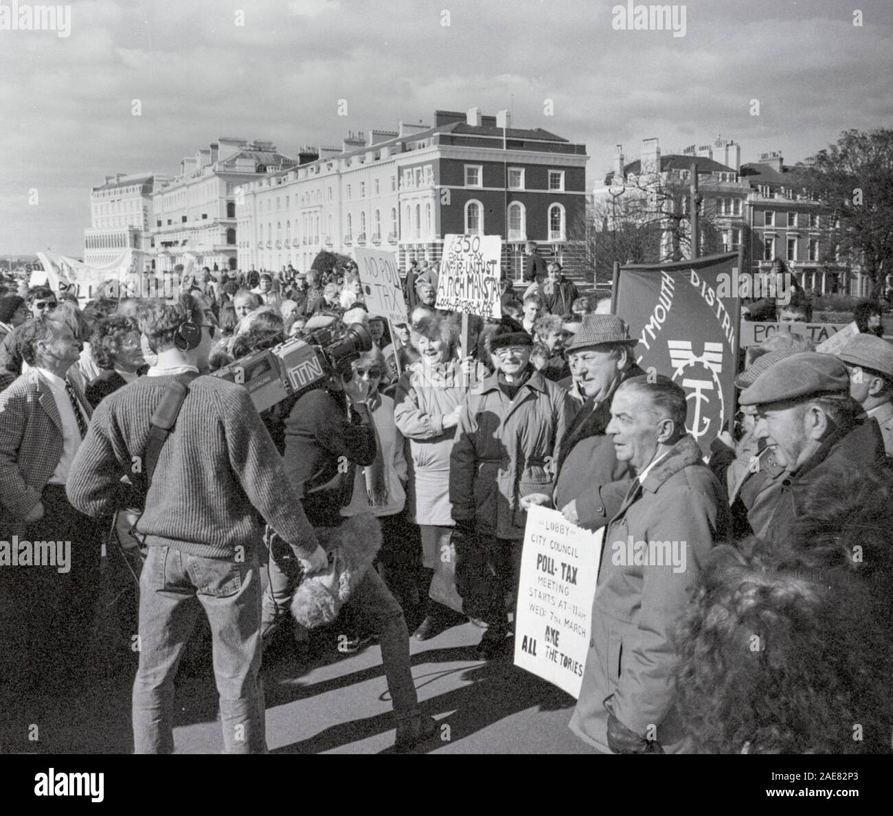 1000 versammelte sich am Plymouth Hoe im März 1990 gegen die unpopuläre Kopfsteuer zu protestieren. ITN waren unter den nationalen Medien bei der Berichterstattung über die Veranstaltung Stockfoto