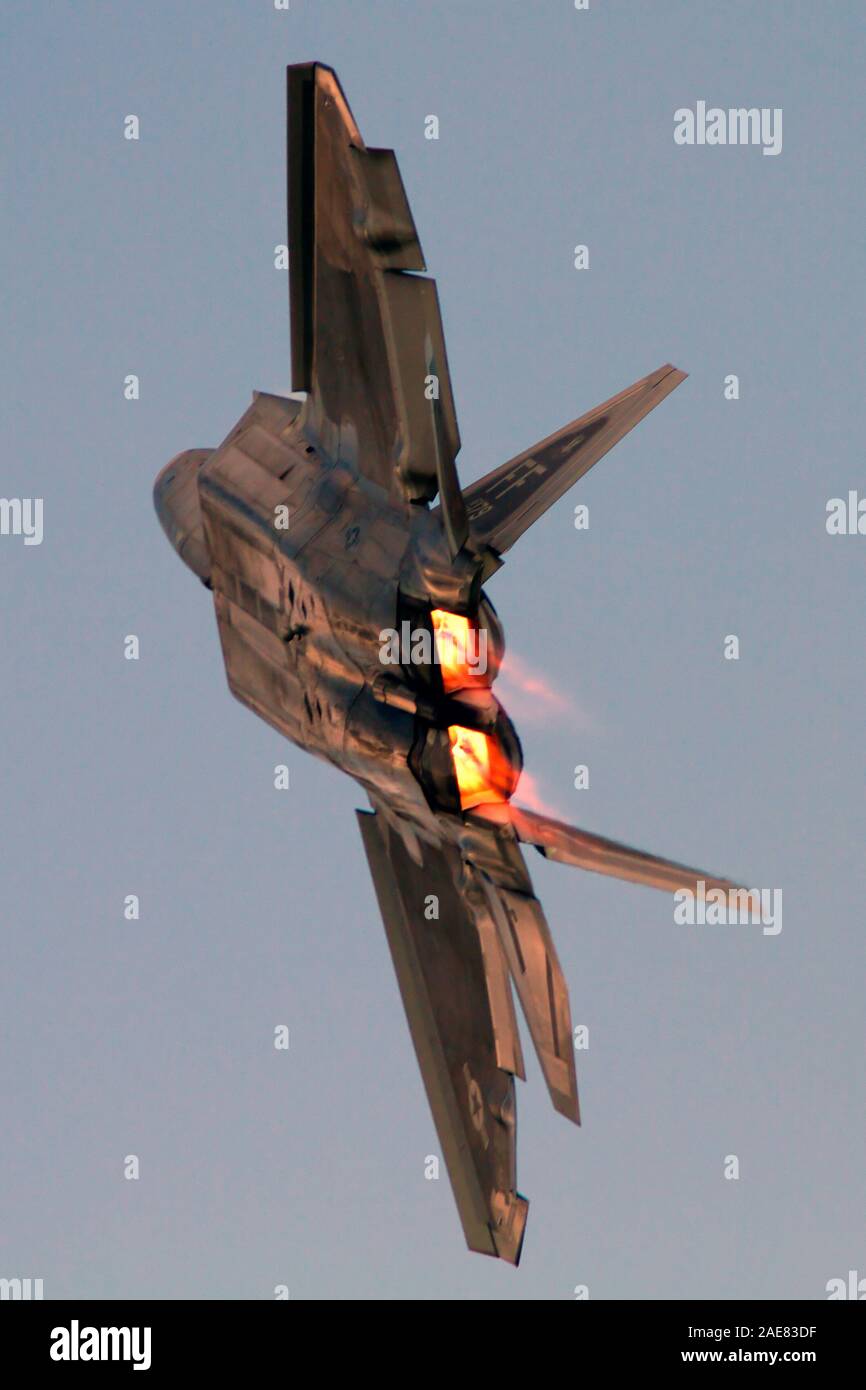 Die US Air Force F-22 Raptor dreht sich und brennt während einer Demonstration an der Airshow London, Ontario, Kanada. Stockfoto