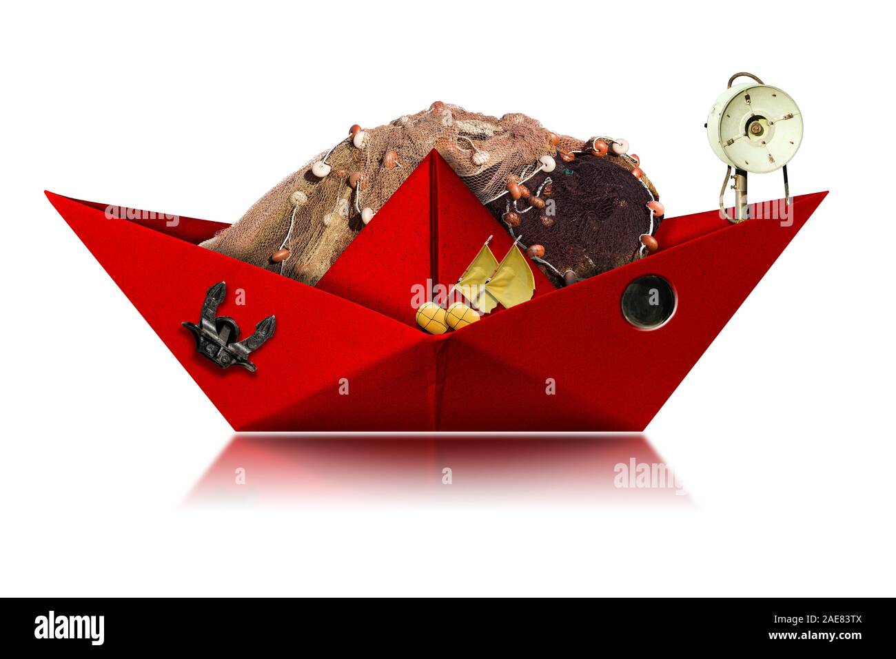 Kleines rotes Papier Fischerboot mit Fischernetze, Bojen mit Flaggen, Winde und Anker. Auf weissem Hintergrund Stockfoto