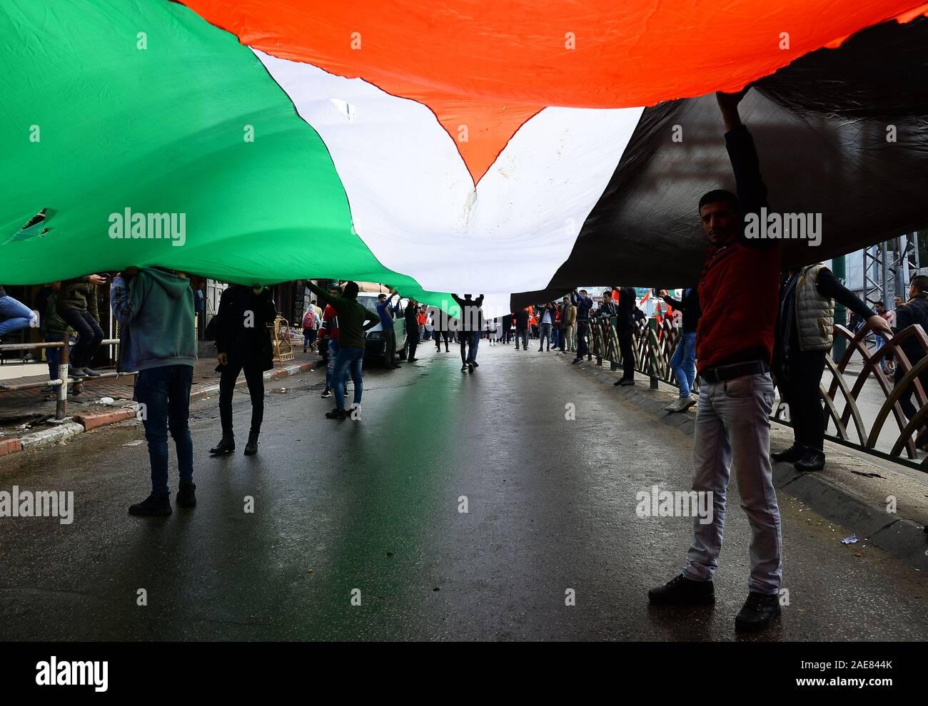 In Gaza. 7 Dez, 2019. Palästinensische Anhänger der Volksfront für die Befreiung Palästinas (PFLP) nehmen an einer Rallye markiert den 52. Jahrestag der Gründung der PFLP, in Gaza Stadt, Dez. 7, 2019. Credit: Abdeljawad Rizek/Xinhua/Alamy leben Nachrichten Stockfoto