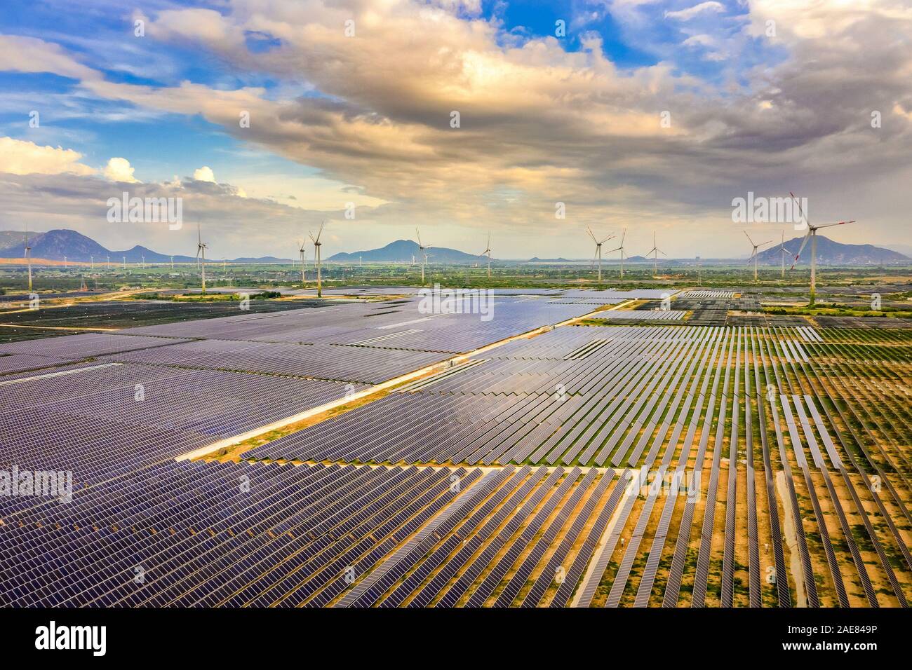 Luftbild der Sonnenkollektoren, Fotovoltaik, alternative Stromquelle mit Windkraftanlagen, Phan Rang, Ninh Thuan, Vietnam Stockfoto