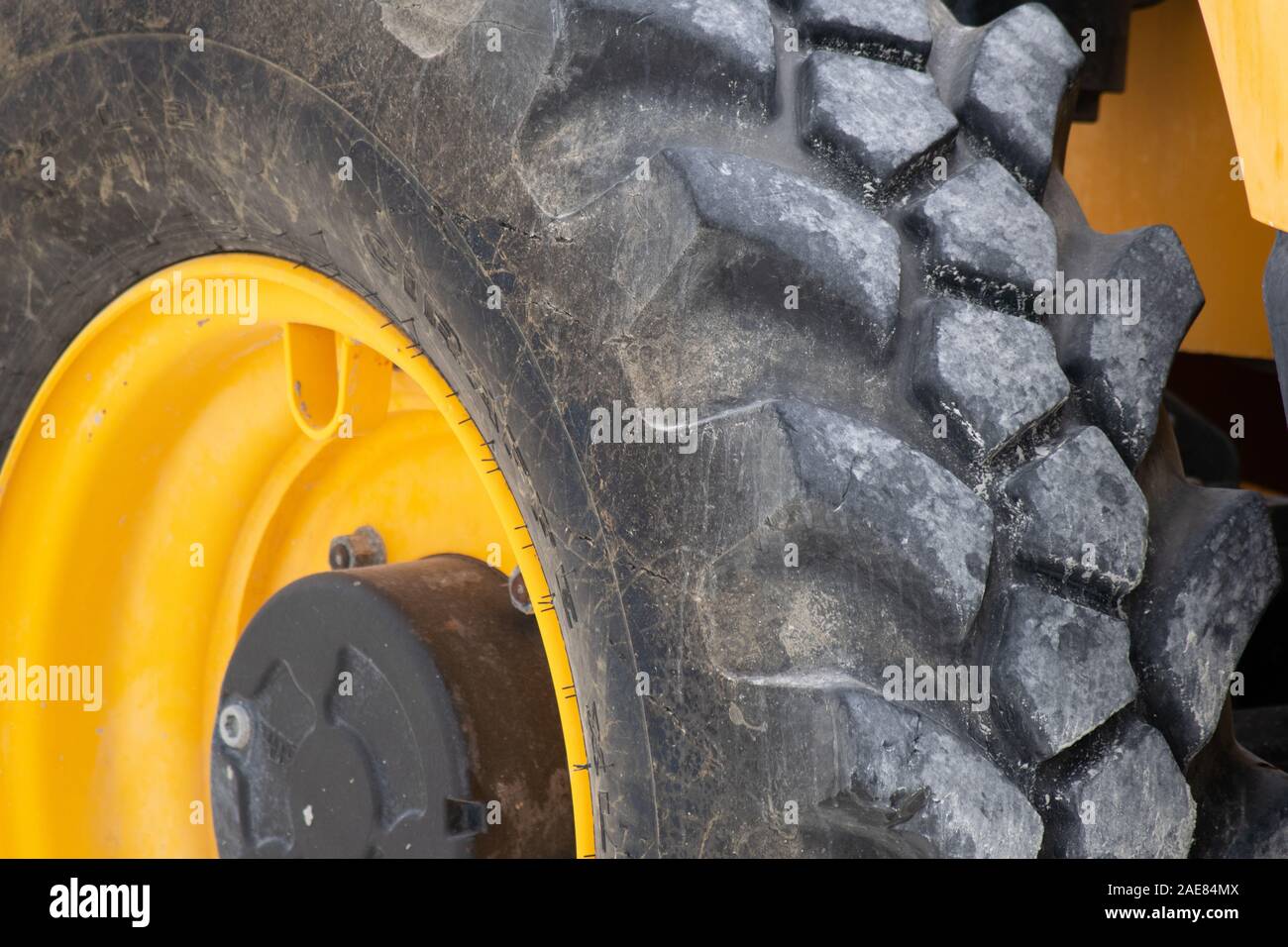 In der Nähe von Reifen auf große gelbe Traktor. Stockfoto