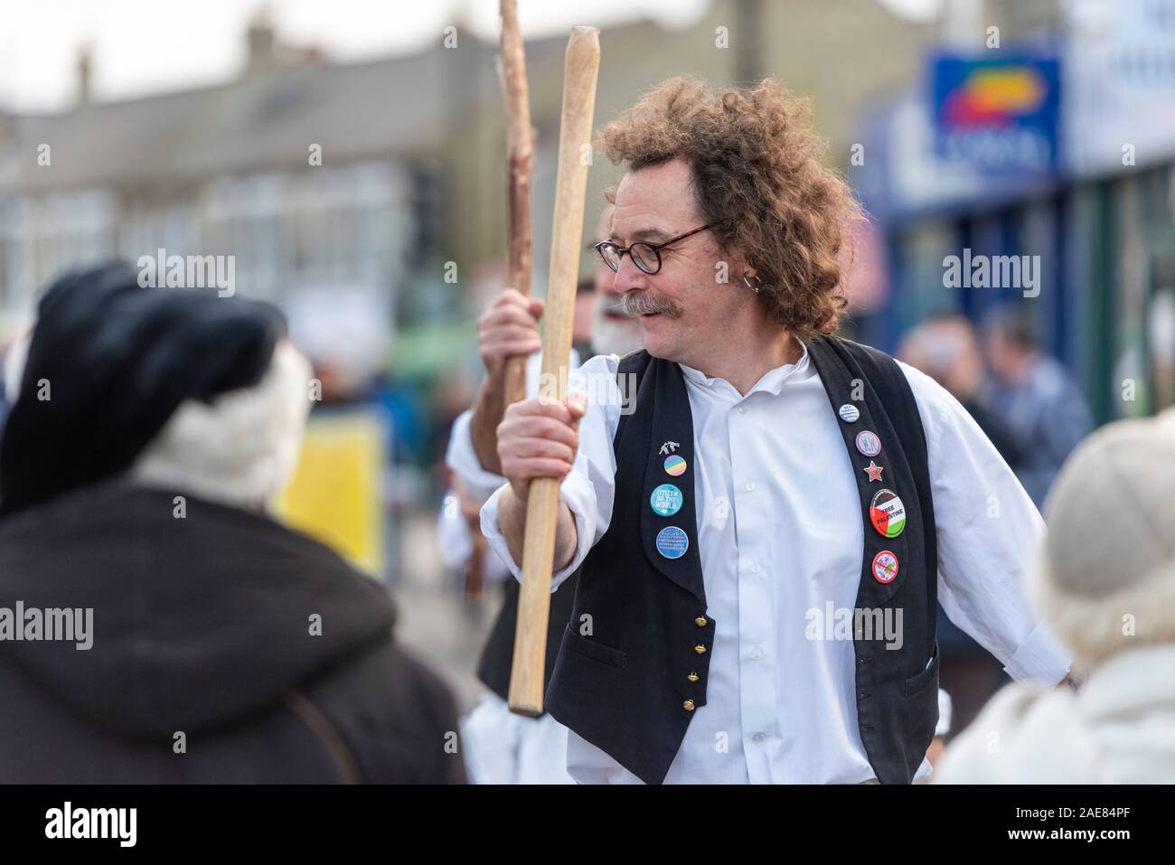 Cambridge Großbritannien 7. Dezember 2019. Morris Dancers durchführen, wie Tausende von Menschen die jährlichen Winter Messe in Mill Road genießen. Die Straße ist geschlossen und mit Menschen mit Musik, Essen, Tanzen, Zirkusvorstellungen, Gedichte und Performances feiern den Winter festliche Jahreszeit gefüllt. Mill Road ist für seine Vielfalt und Anzahl der unabhängigen Geschäften und Unternehmen bekannt. Credit: Julian Eales/Alamy leben Nachrichten Stockfoto