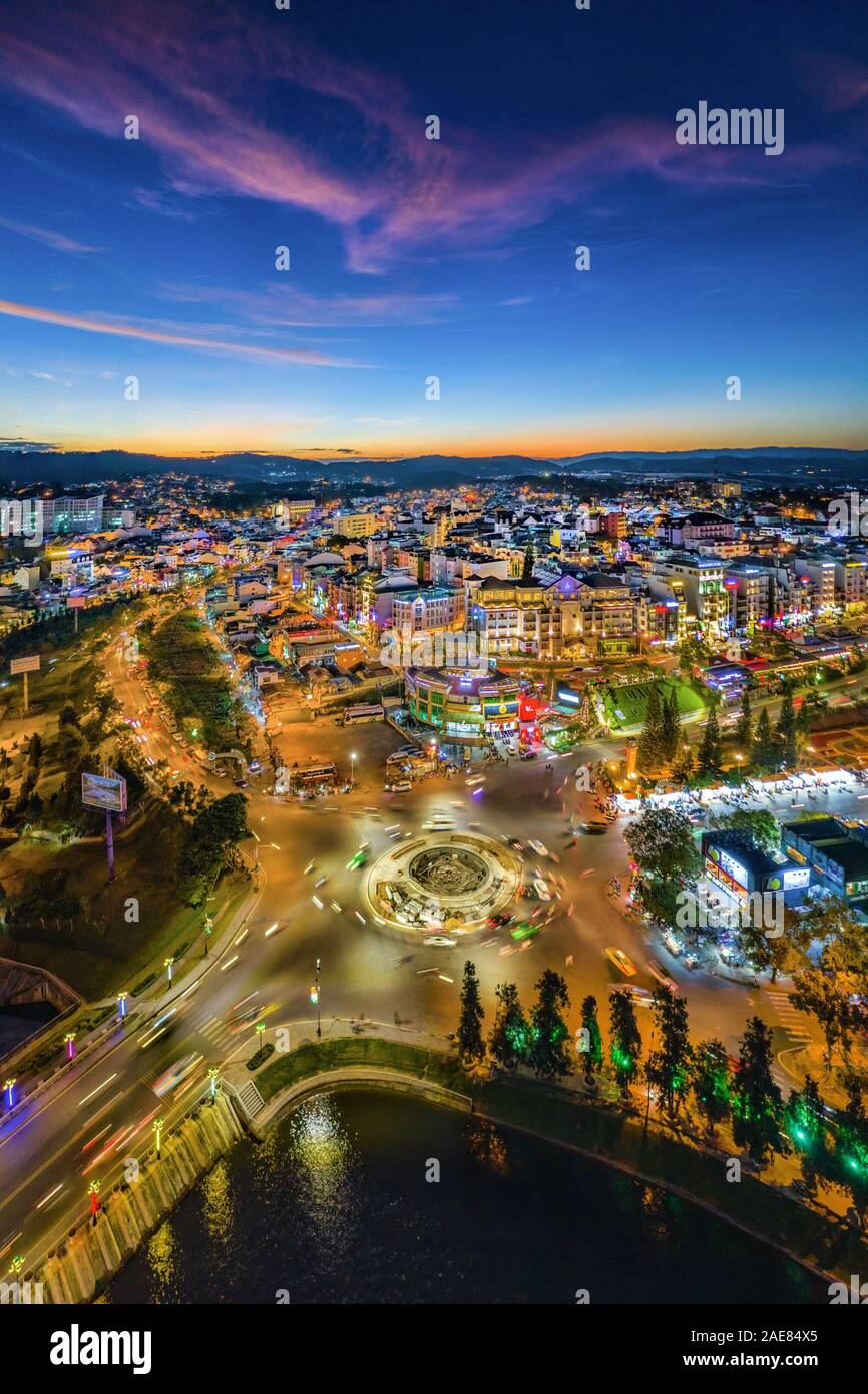 Lizenzpflichtiger, hochwertiger, kostenloser Luftbildblick auf die Innenstadt von Dalat, Vietnam Stockfoto