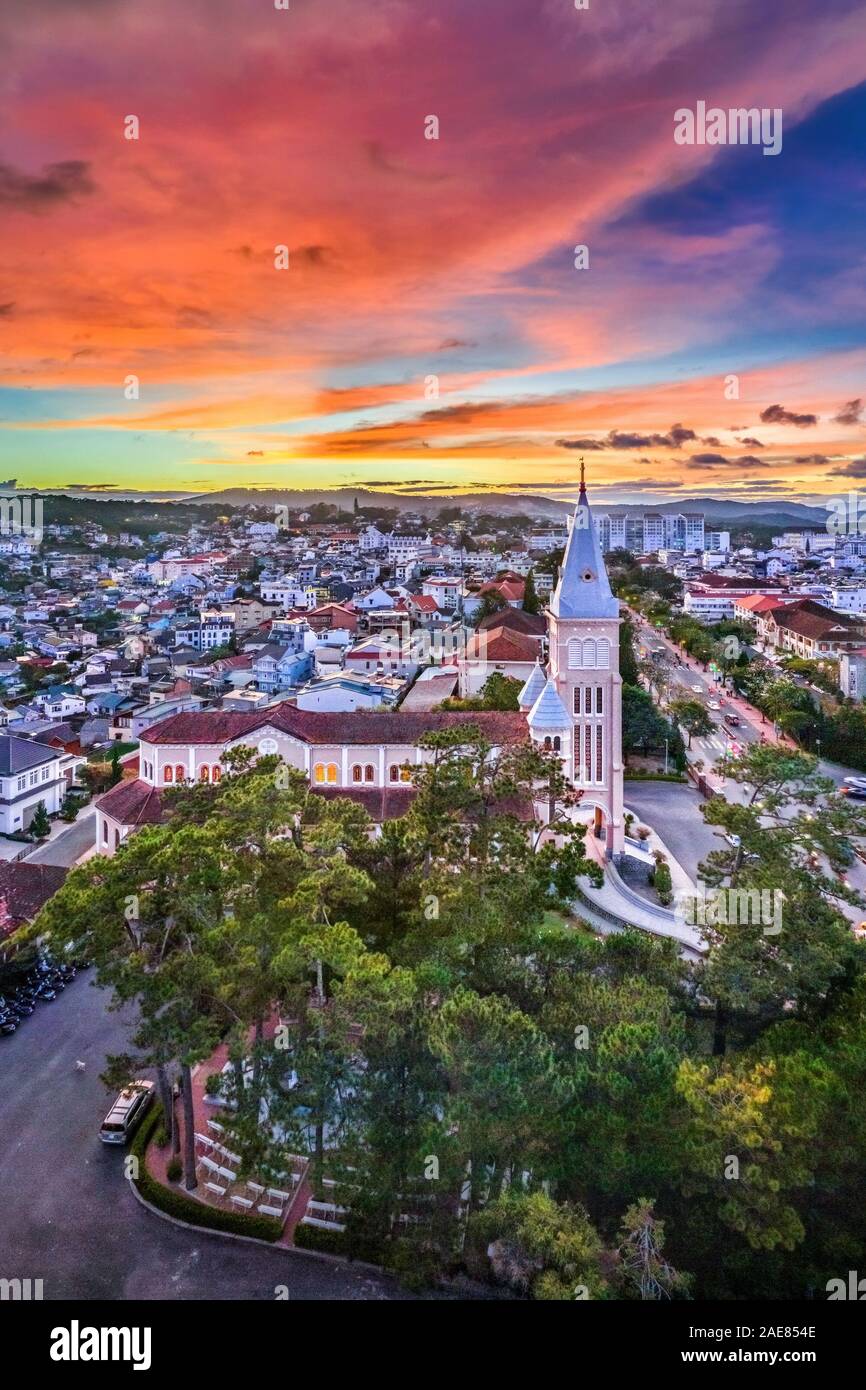 Lizenzpflichtiger, hochwertiger Luftbildaufnahmen von der Hühnchenkirche in der Stadt da Lat in Vietnam. Touristenstadt im entwickelten Vietnam Stockfoto