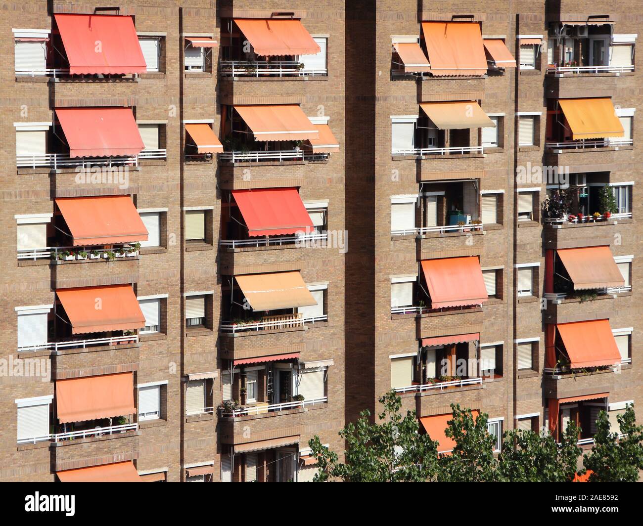 Apartment Gebäude Fassade mit Rot Gelb Markise am Nachmittag in Barcelona Spanien Stockfoto