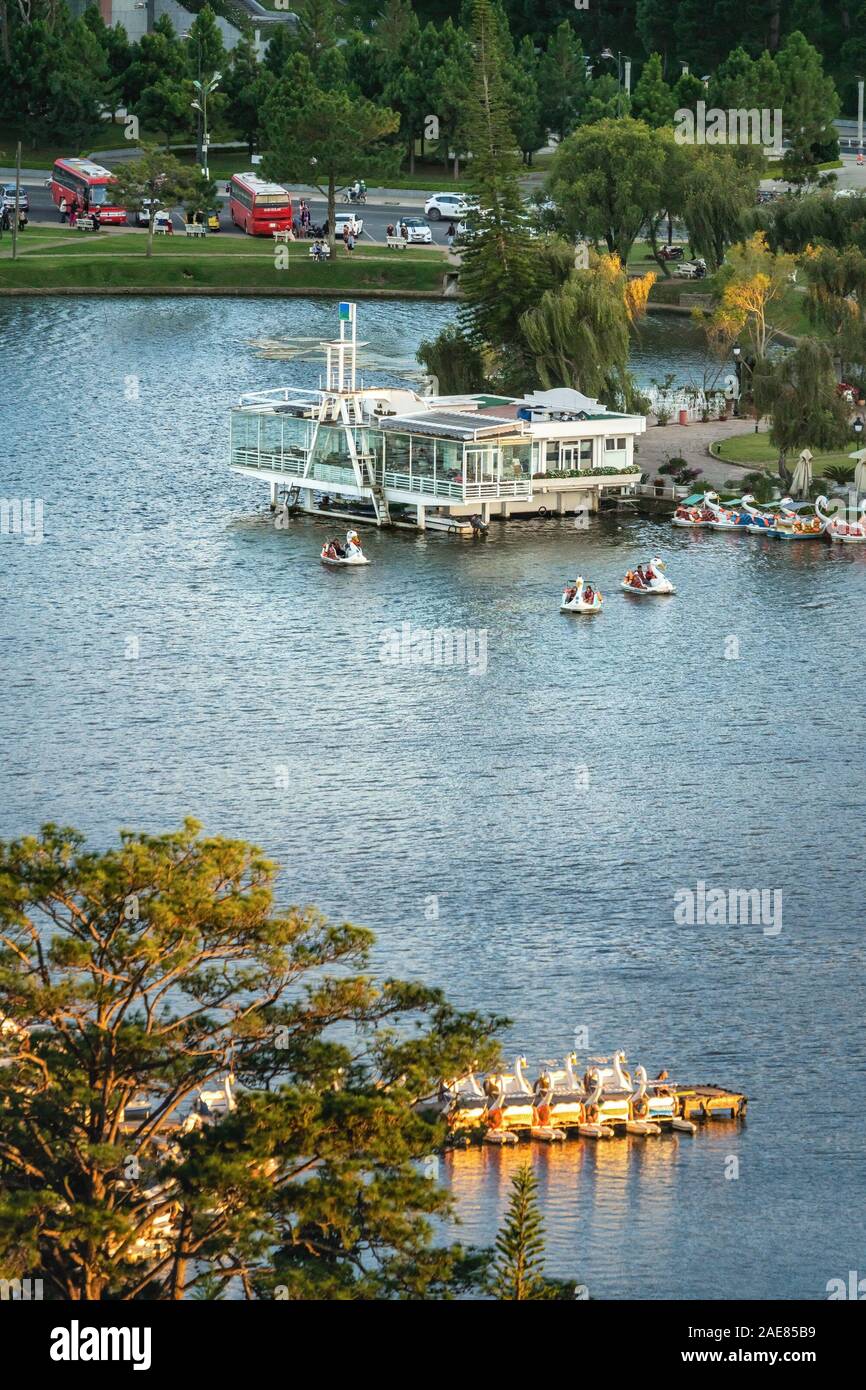 Lizenzpflichtiger, hochwertiger Luftbildaufnahmen aus dem Xuan Huong See, Dalat, Vietnam Stockfoto