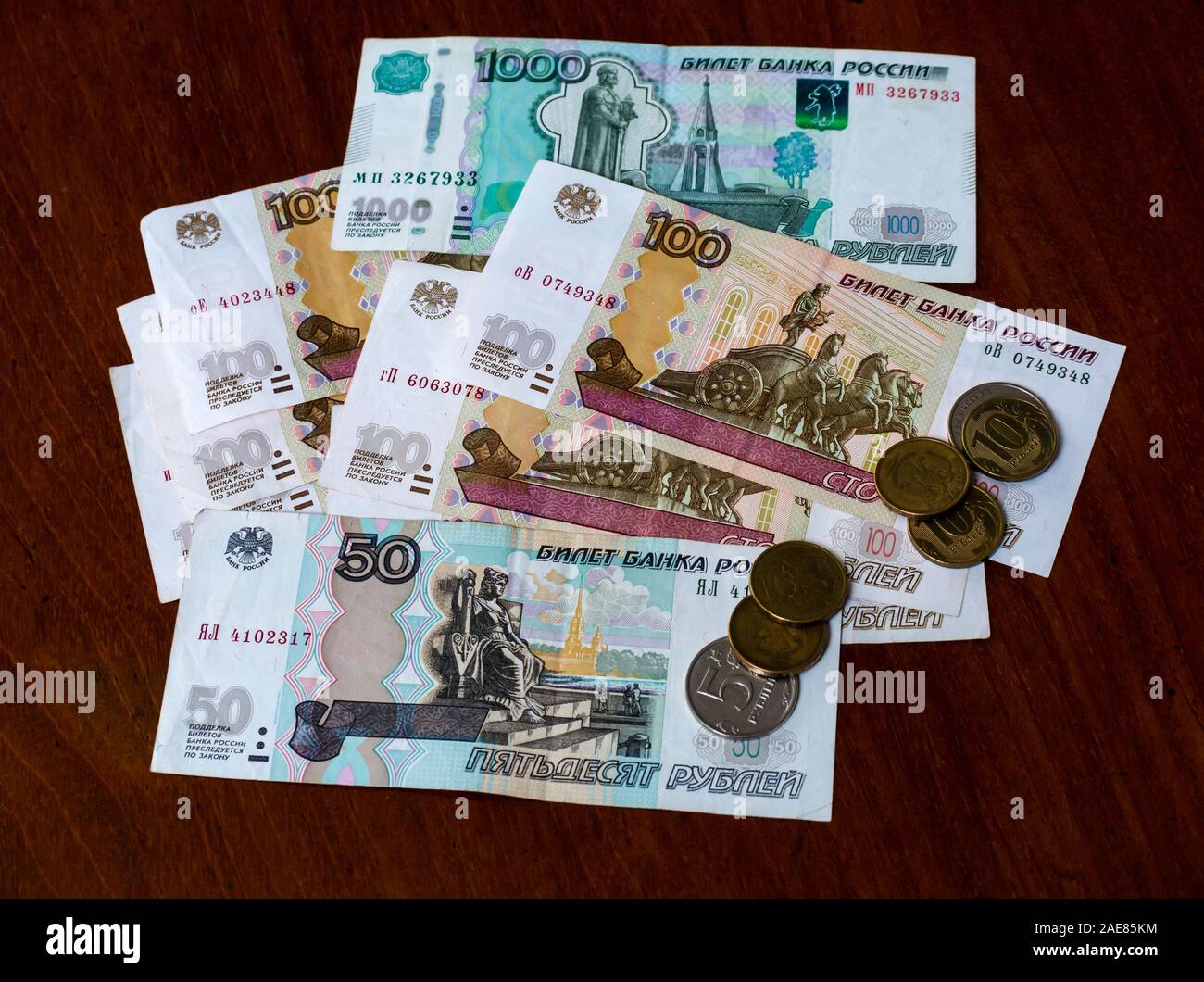 Russischer Rubel oder rubel Banknoten & Münzen mit Tausend (1000) hundert (100) und 50 (50) Rubel Stockfoto