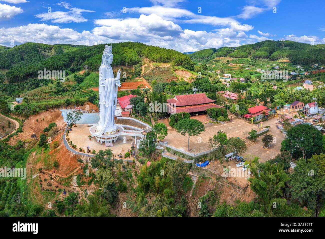 Lizenzfreie, hochwertige Luftansicht des Voi-Wasserfalls oder des Elephant Wasserfalls, Dalat, Provinz Lam Dong, ist die beste Wasserfälle in Vietnam Stockfoto