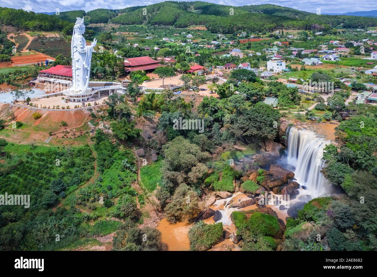 Lizenzfreie, hochwertige Luftansicht des Voi-Wasserfalls oder des Elephant Wasserfalls, Dalat, Provinz Lam Dong, ist die beste Wasserfälle in Vietnam Stockfoto