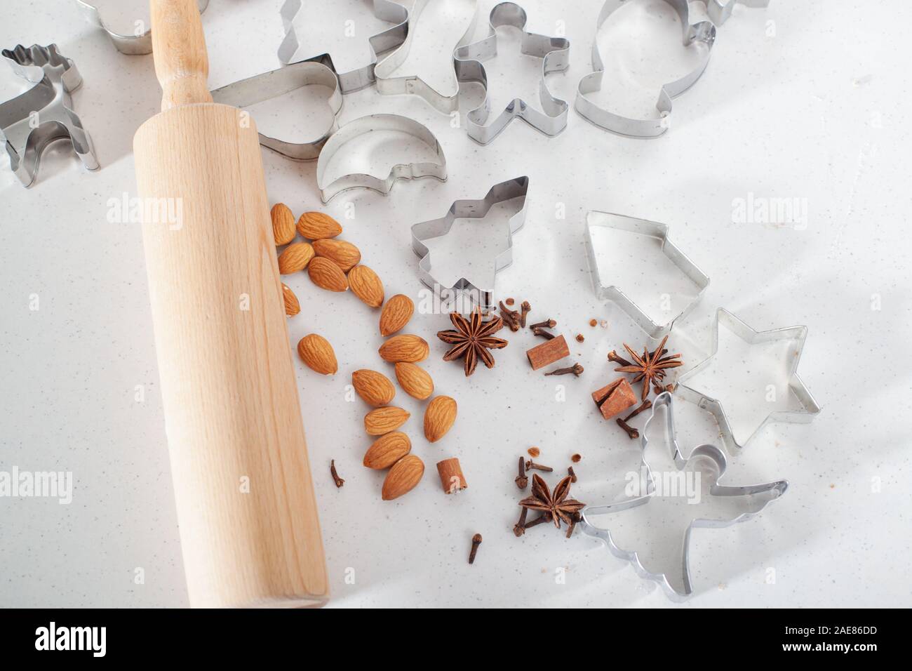 Lebkuchen Cookie. Neues Jahr zahlen aus einem Teig, zum Backen im Ofen zubereitet. Cookies in Form von Gingerbread Man auf Papier zum Backen. Stockfoto