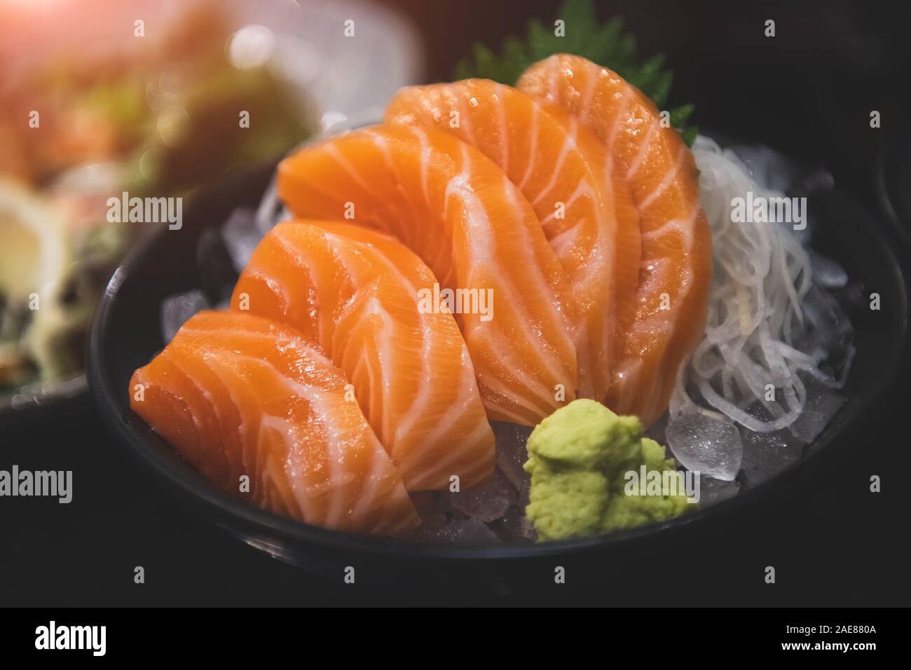 Lachs-sashimi Foto festlegen mit niedrigen Blende Tiefenschärfe Stil in Innenräumen die gedämpfte Beleuchtung. Stockfoto