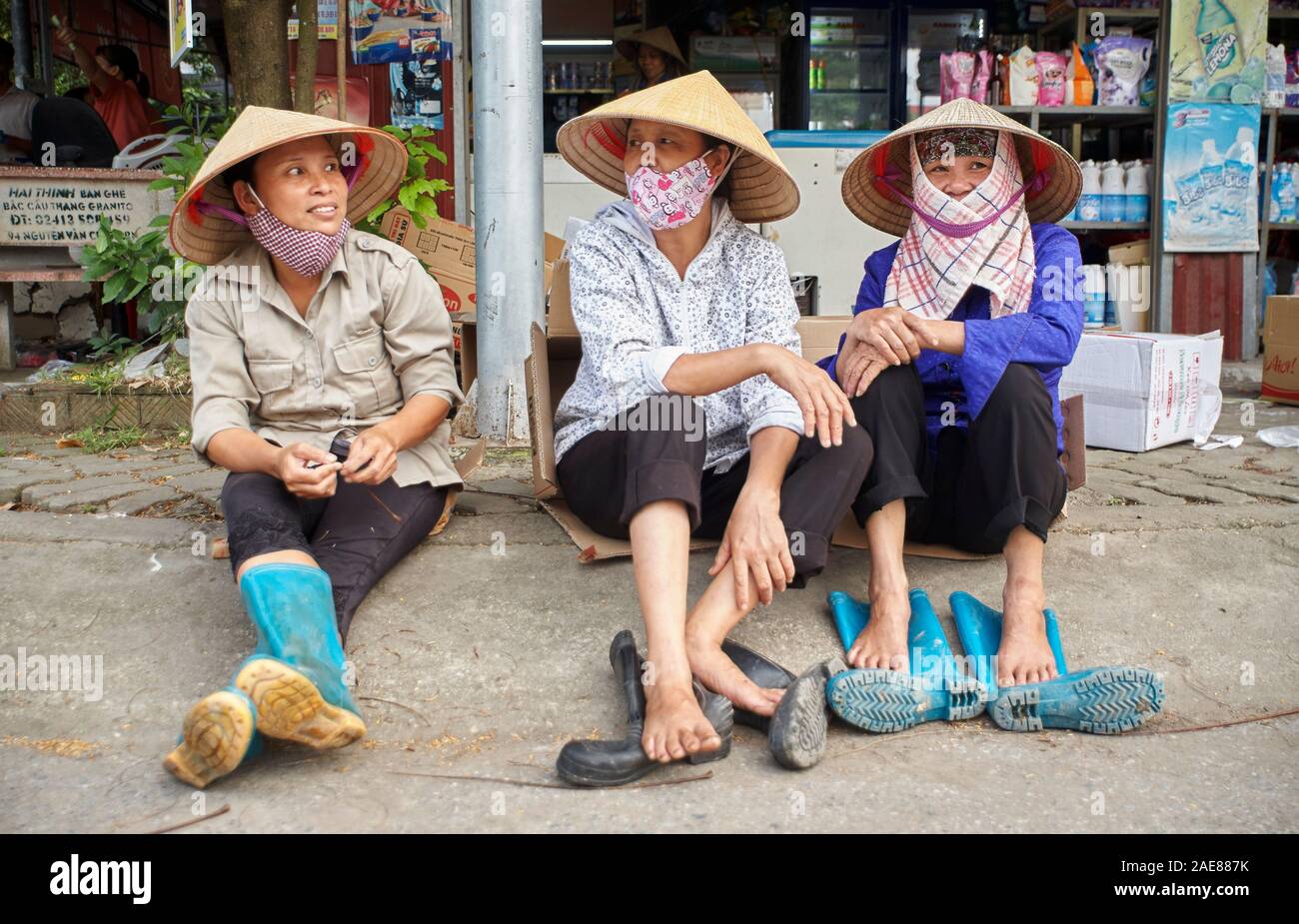 Vietnam, Bac Ninh, Vietnamesische Frauen in konischer hat Stockfoto