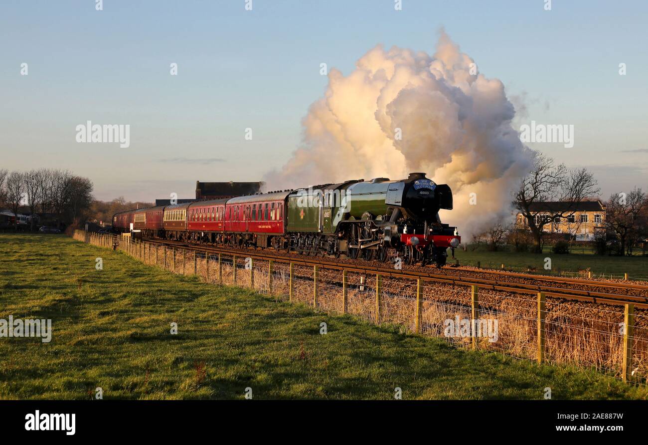 60103 Flying Scotsman Köpfe Vergangenheit Gregson Lane am 4.12.19 mit einem Winter Dalesman von Manchester nach Carlisle. Stockfoto