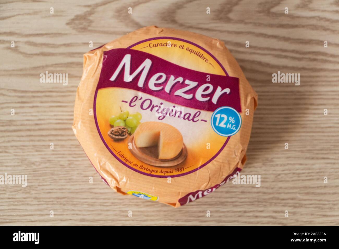 Brest, Frankreich, 16. November 2019: Melzer licht Käse in der Verpackung Stockfoto
