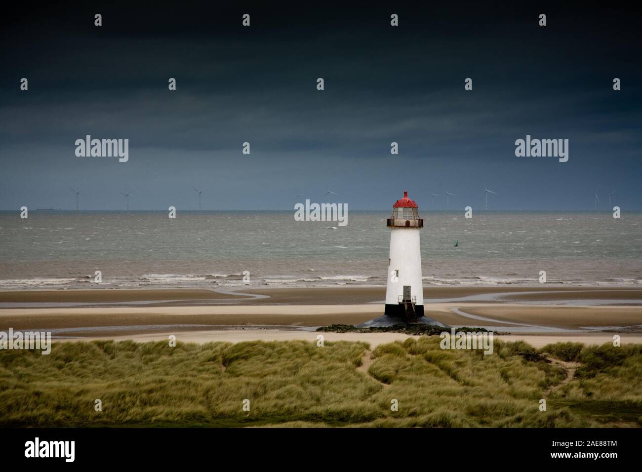 Der Punkt von Ayr Leuchtturm am Talacre im Norden von Wales an einem stürmischen Wintertag Stockfoto
