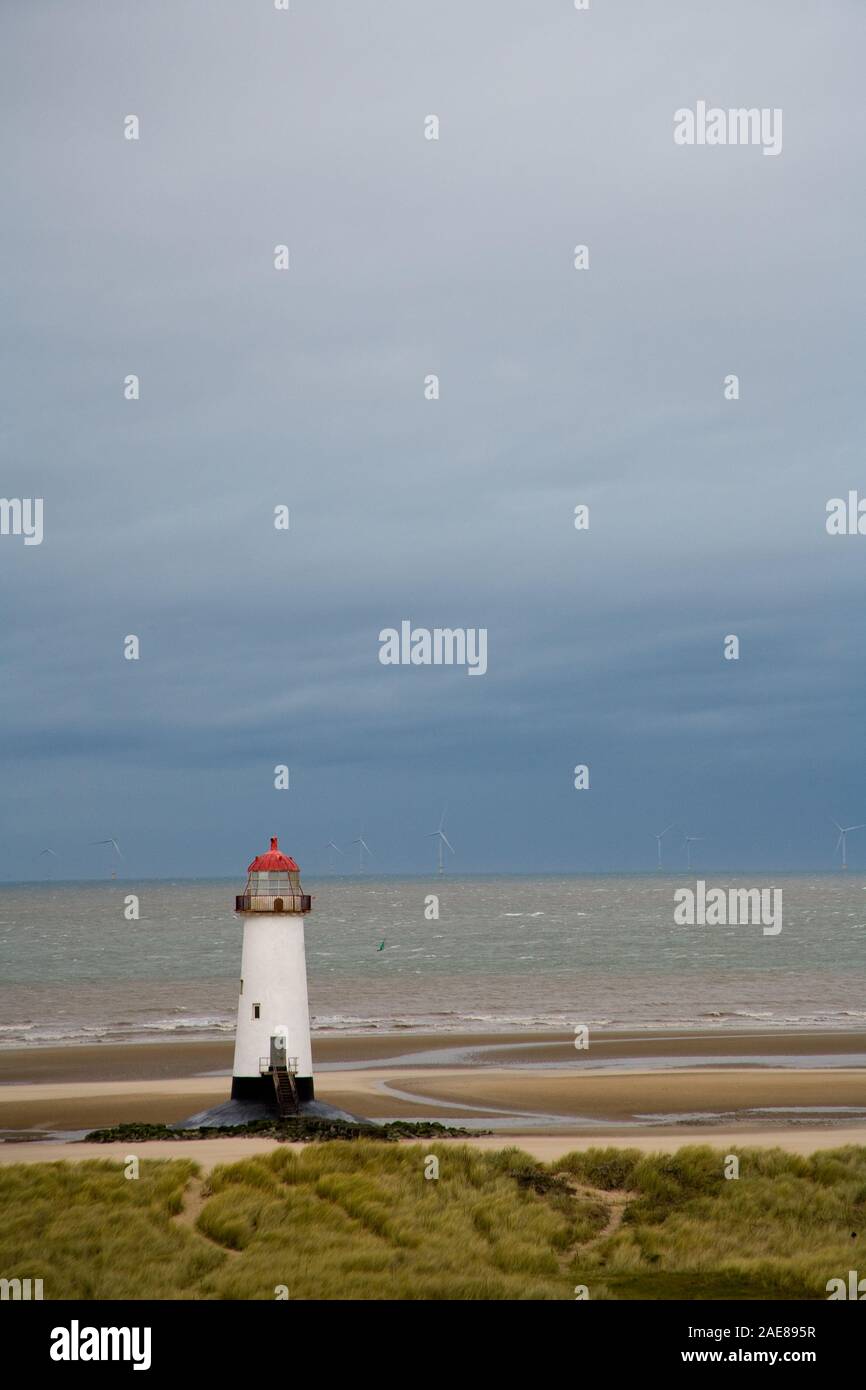 Der Punkt von Ayr Leuchtturm am Talacre im Norden von Wales an einem stürmischen Wintertag Stockfoto