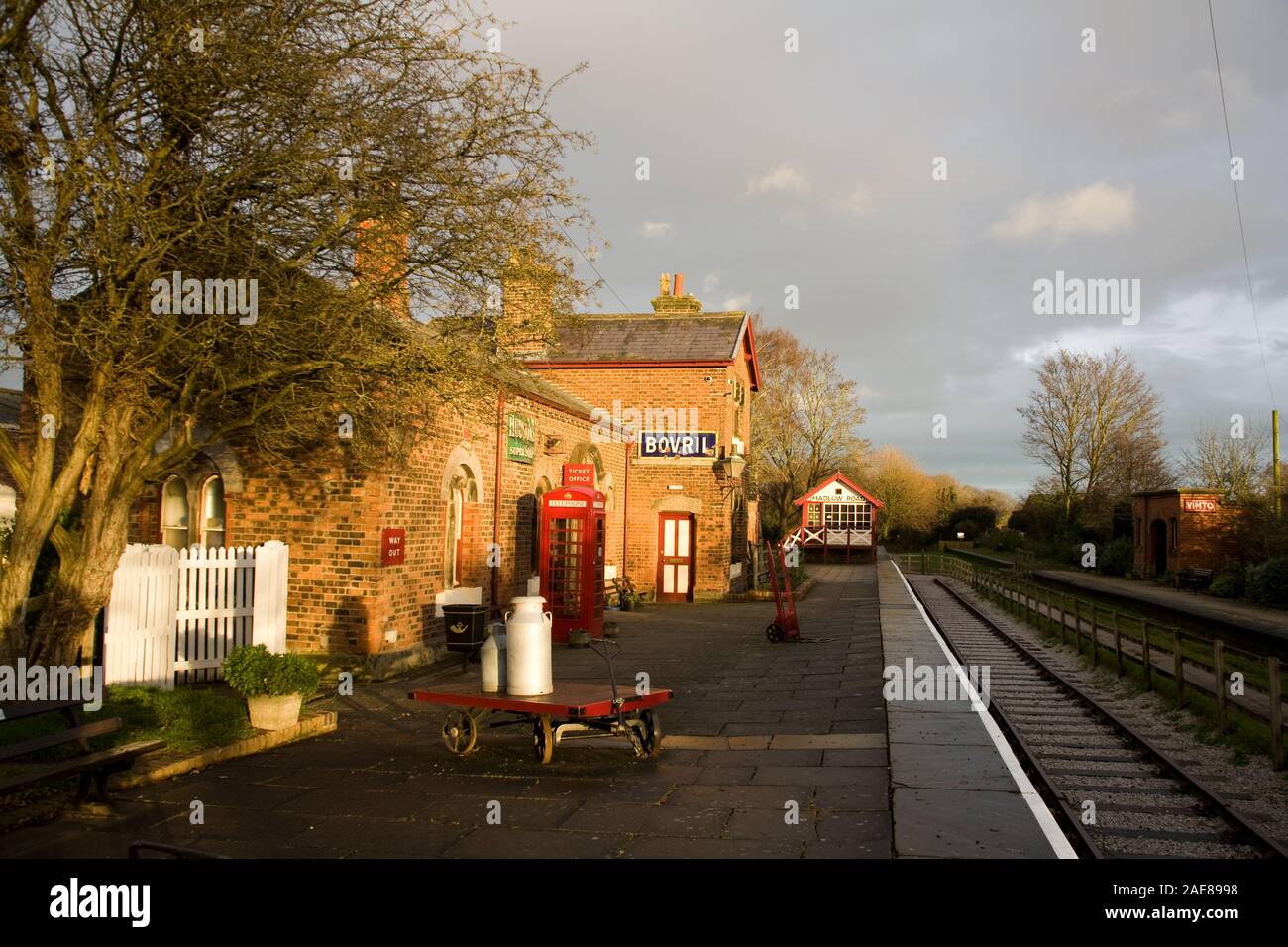 1950s British Railway Station in der Wintersonne wiederhergestellt Stockfoto